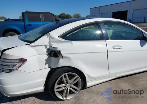 2015 Mercedes-Benz C 250 z USA, uszkodzony, nr VIN WDDGJ4HB4FG349791